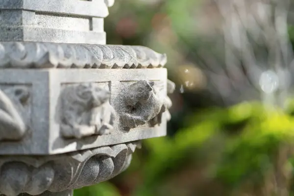 Bir tapınağın çevresindeki eski bir taş fener. Yüksek kalite fotoğraf