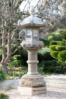 Bir tapınağın çevresindeki eski bir taş fener. Yüksek kalite fotoğraf