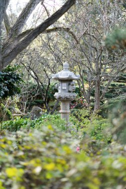 Bir tapınağın çevresindeki eski bir taş fener. Yüksek kalite fotoğraf