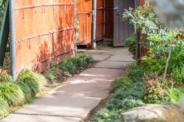 Japon tarzı ahşap kapı ya da güzel Japon akçaağaç bahçesine giriş renkli sonbahar mevsiminde Nison-in Tapınağı 'nda, Kyoto, Arashiyama' da ünlü bir Budist Tapınağı 'nda. Yüksek kalite fotoğraf