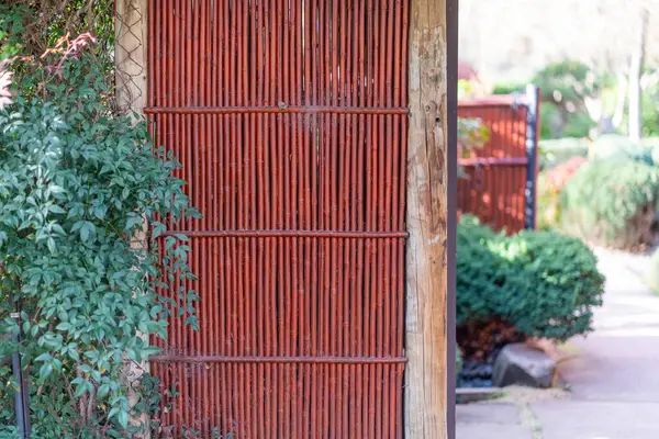 Japon tarzı ahşap kapı ya da güzel Japon akçaağaç bahçesine giriş renkli sonbahar mevsiminde Nison-in Tapınağı 'nda, Kyoto, Arashiyama' da ünlü bir Budist Tapınağı 'nda. Yüksek kalite fotoğraf