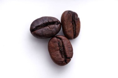 Beyaz arkaplanda koyu kahve çekirdeği resmi