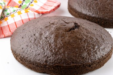 Dondurulmamış çikolatalı kekler seçici bir odak ile beyaza izole edilmiş.