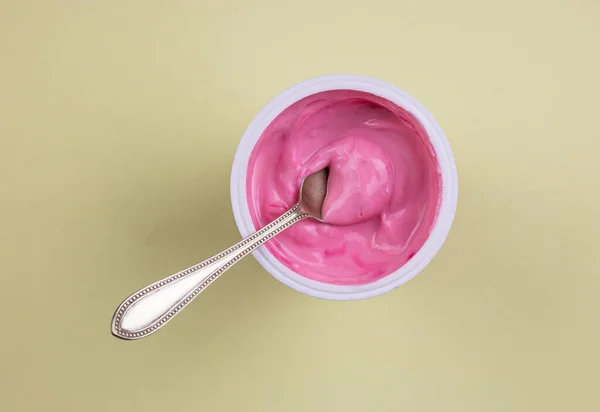 Rosa Röd Sammet Smak Yoghurt Plastmugg Isolerad Gul Pastell Bakgrund — Stockfoto