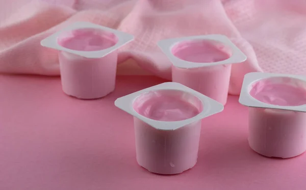 Roze Yoghurt Aardbei Gearomatiseerde Yoghurt Geïsoleerd Roze Achtergrond Met Ruimte — Stockfoto