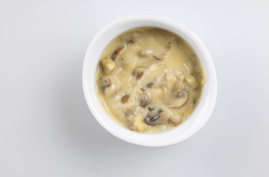 Beyaz kasedeki mantar sosu izole edilmiş, en üstteki stüdyo görüntüsü kremalı mantar sosu.