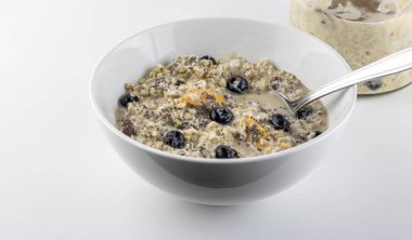 Bir gecede Chia tohumlu yulaf, üzümlü, yaban mersinli, kuru şeftalili, tarçınlı ve kuru üzümlü lezzetli sağlıklı kahvaltı.