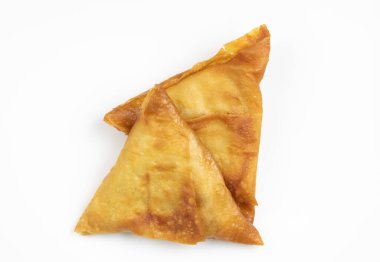 Beyaz arkaplanda fotokopi alanı olan geleneksel Hint samosaları