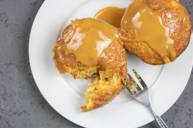 Kremalı karamel soslu fırında karamel pudingleri.