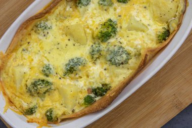 Brokoli fırında üst manzara, peynirli kabuklu sebze pişirme