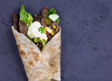 Biftek ve salata paketi - üst görünüm fotoğrafı