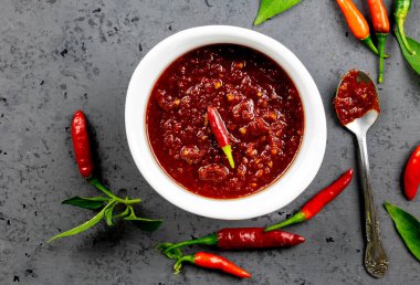 Chili sosu - seçici odaklı stüdyo fotoğrafı