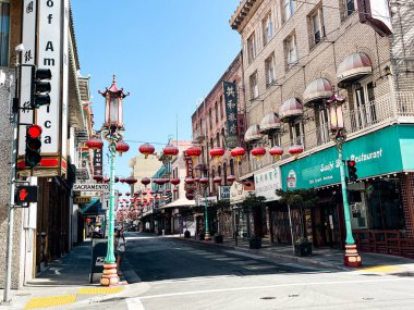 Bulutlu bir günde San Francisco 'da Çin Mahallesi' nin sokakları. Çin tarzı çatıları olan renkli binalar, serbest yollarda park edilmiş arabalar, tepeden manzara.