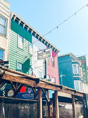 San Fransisco 'daki evler geniş yolun yakınında yer alıyor. Aydınlık yaz havasında, açık gökyüzü olan şirin aile evleri. Yolda trafik yok..