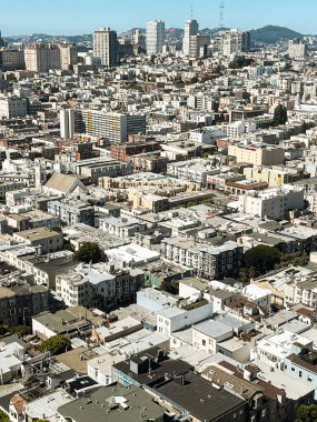 Parlak binaları ve evleri olan San Francisco 'nun kuş bakışı manzarası. Açık mavi gökyüzü olan güneşli bir hava. Şehrin mimarisi kartpostala değer..