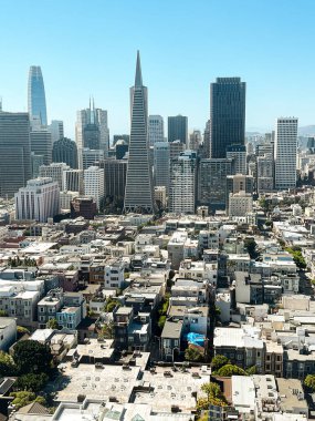 Parlak binaları ve evleri olan San Francisco 'nun kuş bakışı manzarası. Açık mavi gökyüzü olan güneşli bir hava. Şehrin mimarisi kartpostala değer..
