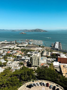 Parlak binaları ve evleri olan San Francisco 'nun kuş bakışı manzarası. Açık mavi gökyüzü olan güneşli bir hava. Şehrin mimarisi kartpostala değer..