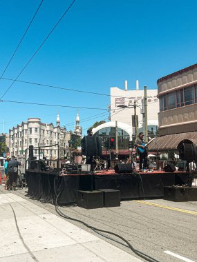 Transamerica Piramit gökdeleninin manzarası. Sabah San Francisco boş bir cadde. Yol işaretleri. Finans Bölgesindeki modernist bina.