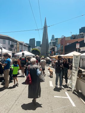Transamerica Piramit gökdeleninin manzarası. Sabah San Francisco boş bir cadde. Yol işaretleri. Finans Bölgesindeki modernist bina.