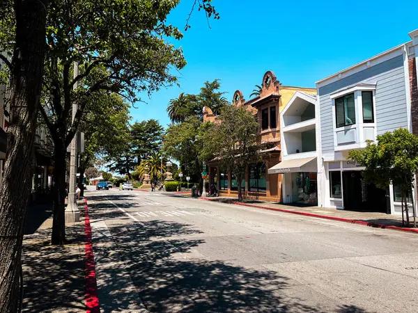 San Francisco 'nun cam ve beton gökdelenleri tepeden tırnağa görünüyor. Güneşli bir günde dev bina ışıldıyor, yollar az trafikle kesişiyor..