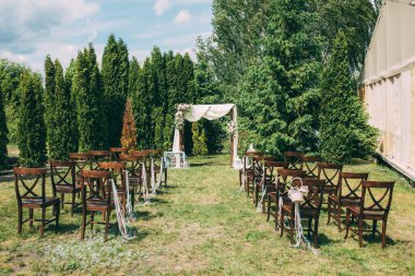 Çiçeklerle süslenmiş güzel bir düğün kemeri. düğün töreni       