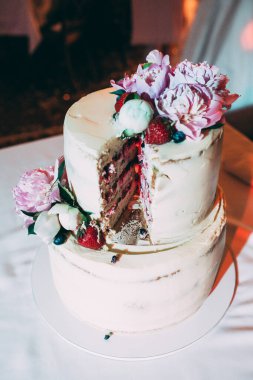 Çiçeklerle süslenmiş güzel düğün pastası           