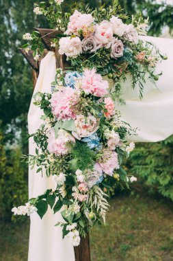 Çiçeklerle süslenmiş güzel bir düğün kemeri. düğün töreni       