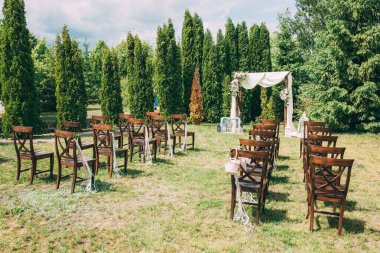 Çiçeklerle süslenmiş güzel bir düğün kemeri. düğün töreni       