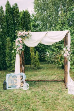 Çiçeklerle süslenmiş güzel bir düğün kemeri. düğün töreni       