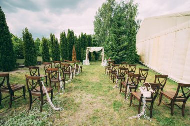 Çiçeklerle süslenmiş güzel bir düğün kemeri. düğün töreni       