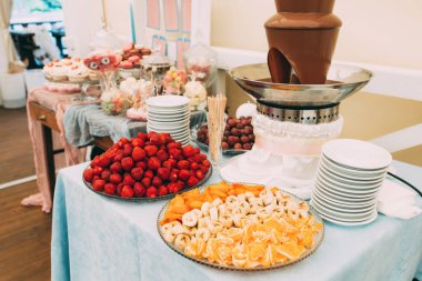 Düğün etkinliği ya da yemek servisi için hazırlanmış masa.                        