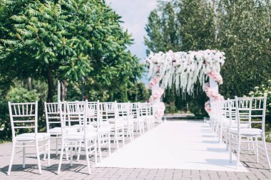 Çiçeklerle süslenmiş güzel bir düğün kemeri. düğün töreni       