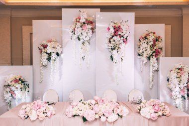 Çatal bıçak ve çiçeklerle dolu güzel bir düğün masası..               