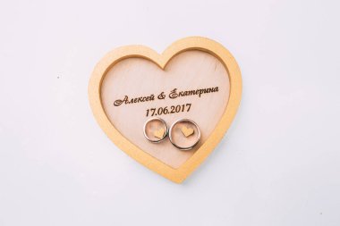 Beyaz arkaplanda kalp şeklinde çerçeveli alyanslar..