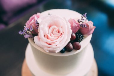 Çiçek ve böğürtlenli düğün pastası manzarası     