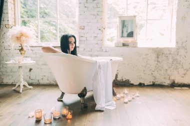 Banyodaki güzel esmer kadının portresi.                 