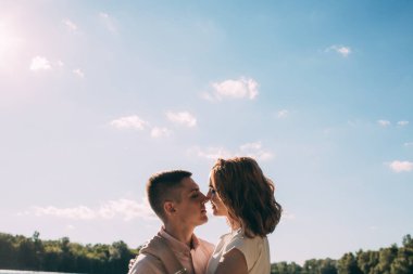 Parkta birlikte poz veren güzel genç bir çift.   