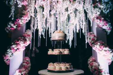 Düğün resepsiyonundaki lezzetli pastaların yakın plan görüntüsü.                   