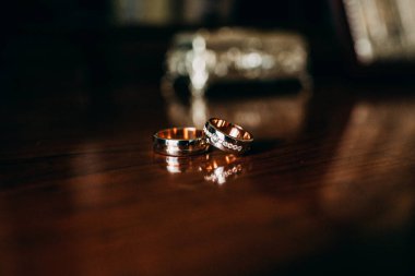 Koyu ahşap arka planda alyansların yakın plan görüntüsü