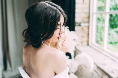 Beyaz iç çamaşırlı güzel bir kadın stüdyoda poz veriyor.                  