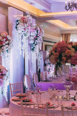 Çatal bıçaklı ve çiçekli güzel düğün masaları.               