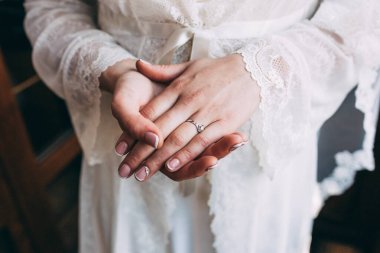 Gelinlik giymiş güzel gelinin elleri, yakın plan.