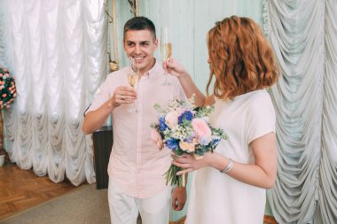 Mutlu gelin ve damat düğün töreninde      