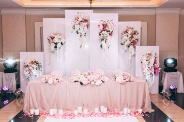 Çatal bıçak ve çiçeklerle dolu güzel bir düğün masası..               