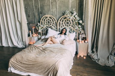 İç çamaşırlı güzel bir kadın ve yatak odasında beyaz bir gömlek, gelinin yatak odasında bir sabah..