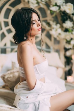 Güzelim gelin iç çamaşırlarıyla, beyaz gömlek yatak odasında yatakta, gelinin sabahında..