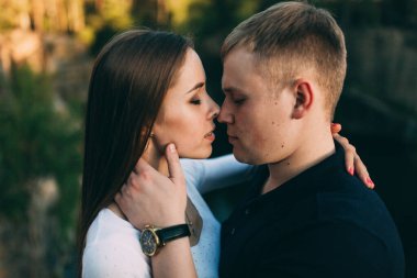 Dışarıda birbirine aşık güzel bir çiftin portresi.     