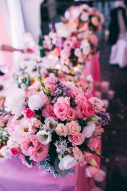 Güzel bir buket taze çiçek, yakın plan.    