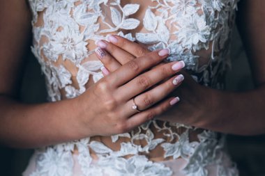 Gelinin zarif manikürlü gelinlik görüntüsü.