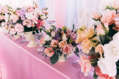 Çatal bıçak ve çiçeklerle dolu güzel bir düğün masası..               